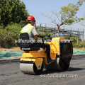 Rodillo vibratorio de doble tambor con 700 kg de peso.